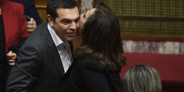 Alexis Tsipras wird im griechischen Parlament auf beklatscht und auf die Wange geküsst Alexis Tsipras wird im griechischen Parlament auf beklatscht und auf die Wange geküsst