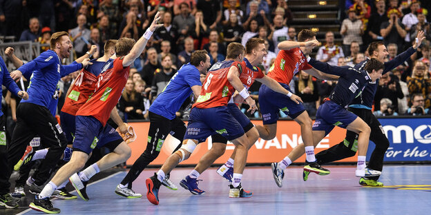 Norwegische Handballsieler stürmen jubelnd aufs Feld Norwegische Handballsieler stürmen jubelnd aufs Feld