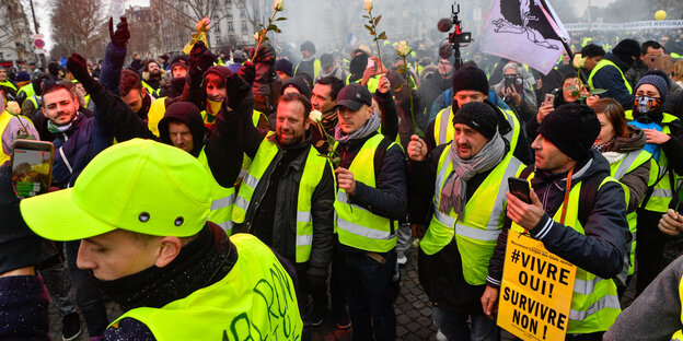 Viele Leute in gelben Westen Viele Leute in gelben Westen