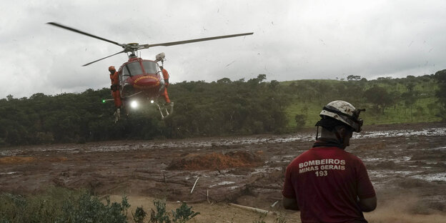 Ein Hubschrauber landet auf einem Gelände. Die Einsatzkräfte konnten 46 Menschen aus dem Schlamm retten, aber noch immer rund 300 Menschen werden vermisst. Ein Hubschrauber landet auf einem Gelände. Die Einsatzkräfte konnten 46 Menschen aus dem Schlamm retten, aber noch immer rund 300 Menschen werden vermisst.