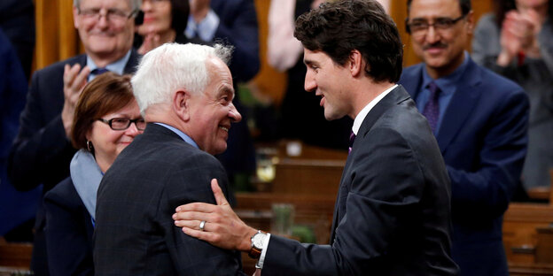 Der Kanadische Premierminister Justin Trudeau schüttelt John McCallum die Hand Der Kanadische Premierminister Justin Trudeau schüttelt John McCallum die Hand