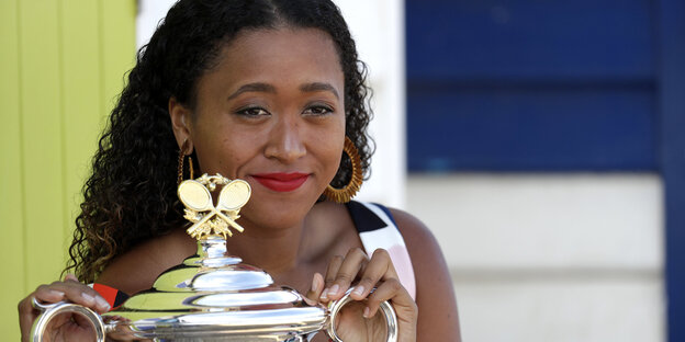 Naomi Osaka mit ihrer Trophäe