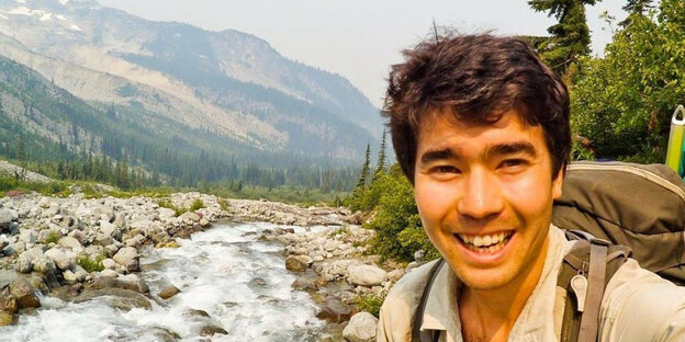 Selfie von John Allen Chau an einem Gebirgsbach Selfie von John Allen Chau an einem Gebirgsbach