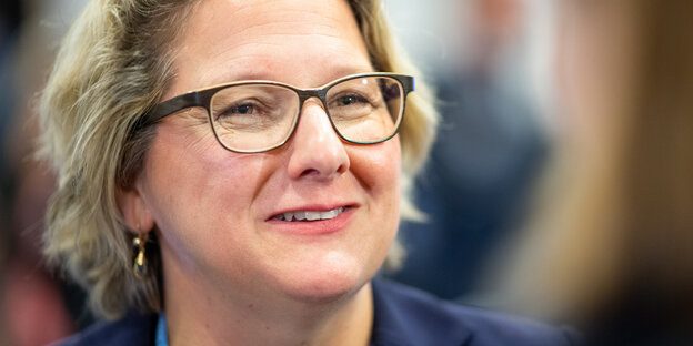 Umweltministerin Svenja Schulze spricht in ein Mikrophon des Fernsehsenders Phönix Umweltministerin Svenja Schulze spricht in ein Mikrophon des Fernsehsenders Phönix