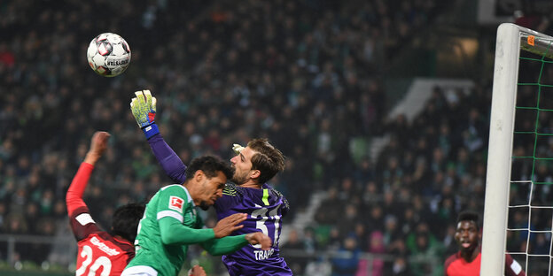 Frankfurts Torwart Kevin Trapp ist vor Werders Theodor Gebre Selassie am Ball. Frankfurts Torwart Kevin Trapp ist vor Werders Theodor Gebre Selassie am Ball.
