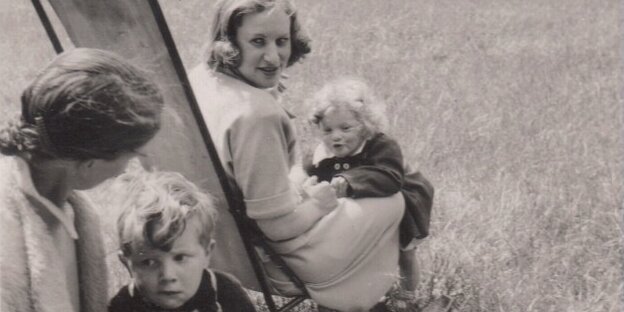 Elfriede Finzi with daughter Elfriede Finzi with daughter