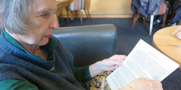 Marlene Rolfe reads Marlene Rolfe reads