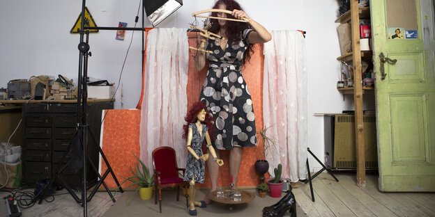 Die Künstlerin Christine Denck mit ihrem Kunstprojekt, der Marionette "Al Terego" Die Künstlerin Christine Denck mit ihrem Kunstprojekt, der Marionette "Al Terego"