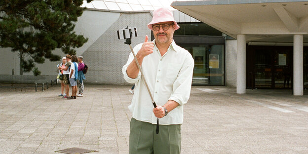 Daniel Haaksmann macht ein Selfie mit einem Selfiestick Daniel Haaksmann macht ein Selfie mit einem Selfiestick