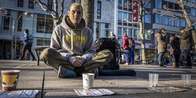 Ein polnischer Mann sitzt in der Fußgängerzone von Stuttgart und bittet um Geld Ein polnischer Mann sitzt in der Fußgängerzone von Stuttgart und bittet um Geld