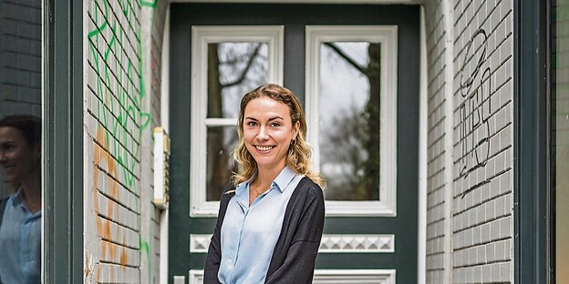 Nora Blum steht vor einem Hauseingang. Nora Blum steht vor einem Hauseingang.