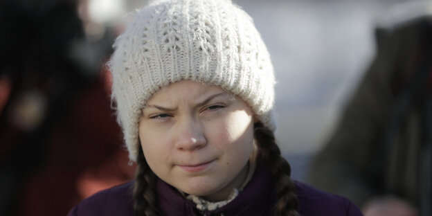 Greta Thunberg mit weißer Mütze Greta Thunberg mit weißer Mütze