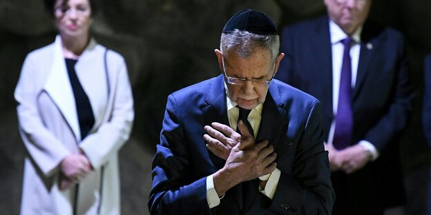 Alexander Van der Bellen (M), Bundespräsident von Österreich, seine Ehefrau Doris Schmidauer (l) und Reuven Rivlin (r), Präsident von Israel, stehen in der Halle der Erinnerung in Yad Vashem Alexander Van der Bellen (M), Bundespräsident von Österreich, seine Ehefrau Doris Schmidauer (l) und Reuven Rivlin (r), Präsident von Israel, stehen in der Halle der Erinnerung in Yad Vashem