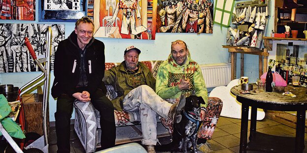 Lucas Böttcher, Tim Roeloffs, Txus Parras auf einem Sofa - das sind die drei Köpfe der Kulturbotschaft Lichtenberg Lucas Böttcher, Tim Roeloffs, Txus Parras auf einem Sofa - das sind die drei Köpfe der Kulturbotschaft Lichtenberg
