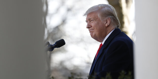 Trump spricht in ein Mikrofon Trump spricht in ein Mikrofon