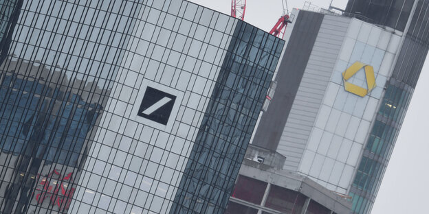 Ein Hochhaus mit dem Logo der Deutschen Bank steht neben einem Hochhaus mit dem Logo der Commerzbank Ein Hochhaus mit dem Logo der Deutschen Bank steht neben einem Hochhaus mit dem Logo der Commerzbank