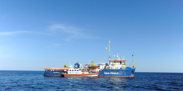 Die Sea-Watch 3 schwimmt im Meer