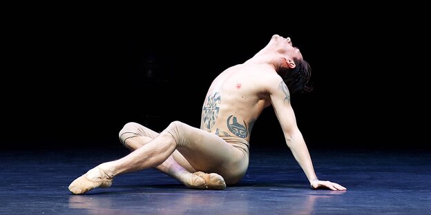 Sergei Polunin tanzt mit freiem Oberkörper, er hat ein Kolovrat-Symbol auf den Bauch tatoowiert Sergei Polunin tanzt mit freiem Oberkörper, er hat ein Kolovrat-Symbol auf den Bauch tatoowiert