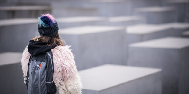 Ein Mädchen guckt auf Denkmal für die ermordeten Juden Europas Ein Mädchen guckt auf Denkmal für die ermordeten Juden Europas