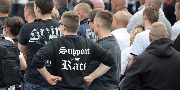 Rechtsextreme bei einem Aufmarsch in Spandau, im Fokus ist ein Mann, der einen Pullover mit der Aufschrift "Support your Race" trägt Rechtsextreme bei einem Aufmarsch in Spandau, im Fokus ist ein Mann, der einen Pullover mit der Aufschrift "Support your Race" trägt