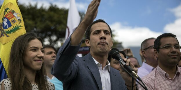 Guaidó spricht gestikulierend in ein Mikrofon Guaidó spricht gestikulierend in ein Mikrofon