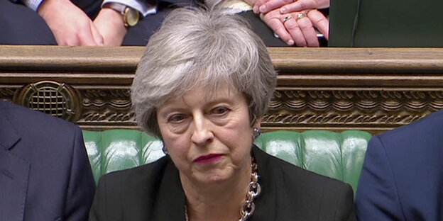Theresa May hört sich nach der Abstimmung die Rede von Jeremy Corbyn an. n Theresa May hört sich nach der Abstimmung die Rede von Jeremy Corbyn an. n