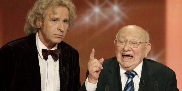 Marcel Reich-Ranicki und Thomas Gottschalk auf der Bühne beim Deutschen Fernsehpreis