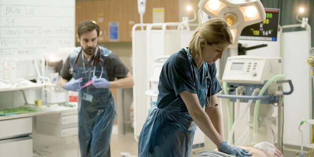 Dr. Ally Sutton (Jodie Whittaker) am Operationstisch Dr. Ally Sutton (Jodie Whittaker) am Operationstisch