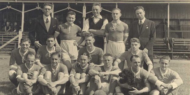 Árpád Weisz (Oberste Reihe, ganz rechts) war ein Ausnahmetalent Vor 75 Jahren wurde er in Auschwitz ermordet Árpád Weisz (Oberste Reihe, ganz rechts) war ein Ausnahmetalent Vor 75 Jahren wurde er in Auschwitz ermordet