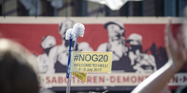 Klobürsten mit Transparent auf G20-Gipfel Klobürsten mit Transparent auf G20-Gipfel