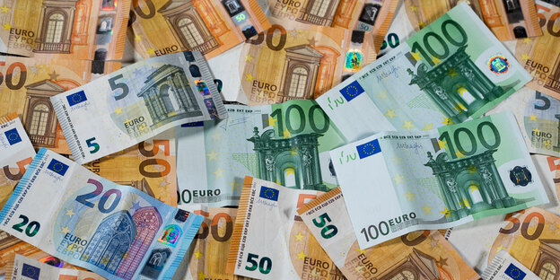 Euro-Geldscheine mit unterschiedlichen Werten Euro-Geldscheine mit unterschiedlichen Werten