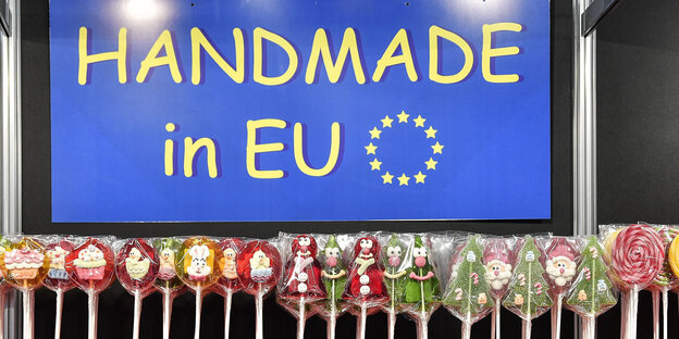 Lollipops unter einem "HAndmade in EU"-Schild. Lollipops unter einem "HAndmade in EU"-Schild.