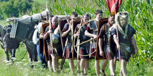 Leute, die als römische Legionäre verkleidet sind Leute, die als römische Legionäre verkleidet sind