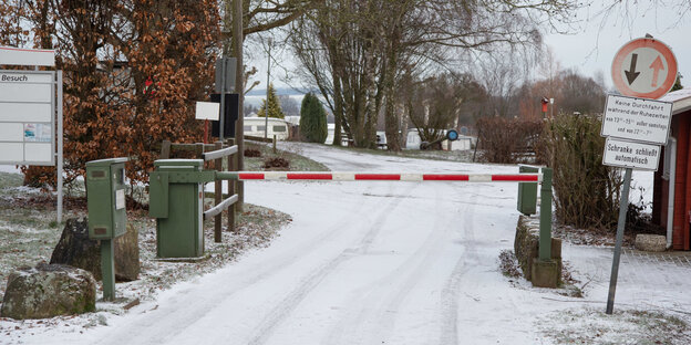 Eine Schranke versperrt die Zufahrt vom Campingplatz Eichwald Eine Schranke versperrt die Zufahrt vom Campingplatz Eichwald