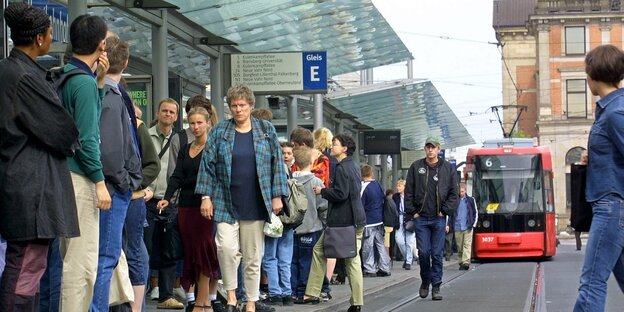 Eine Straßenbahn trifft an der Haltestelle des Bremer Hauptbahnhofs ein. Eine Straßenbahn trifft an der Haltestelle des Bremer Hauptbahnhofs ein.
