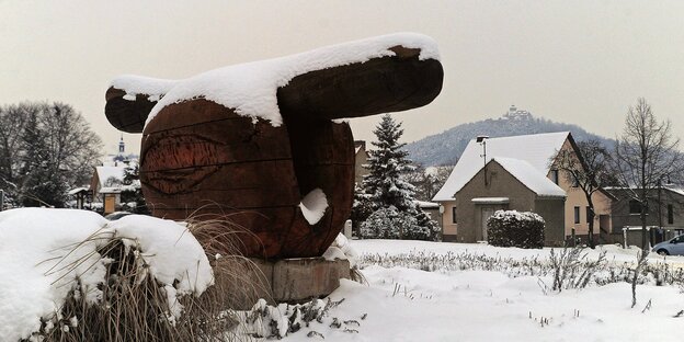 Überdimensionale Bratwurst im Schnee Überdimensionale Bratwurst im Schnee
