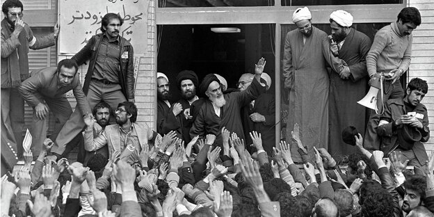 Ausgestreckte Hände huldigen dem soeben aus dem Exil zurückgekehrten Ajatollah Khomeini Ausgestreckte Hände huldigen dem soeben aus dem Exil zurückgekehrten Ajatollah Khomeini