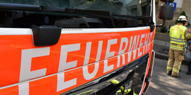 Ein Feuerwehrfahrzeug Ein Feuerwehrfahrzeug