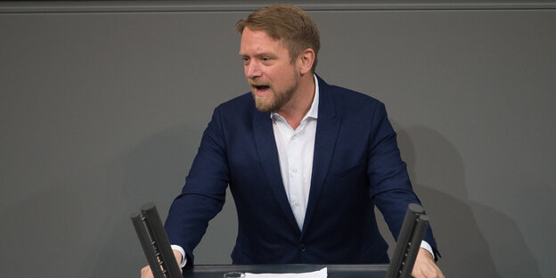 Rothaariger Mann im Bundestag am Rednerpult Rothaariger Mann im Bundestag am Rednerpult