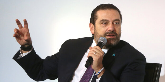 Saad al-Hariri mit Mikrofon in der Hand Saad al-Hariri mit Mikrofon in der Hand