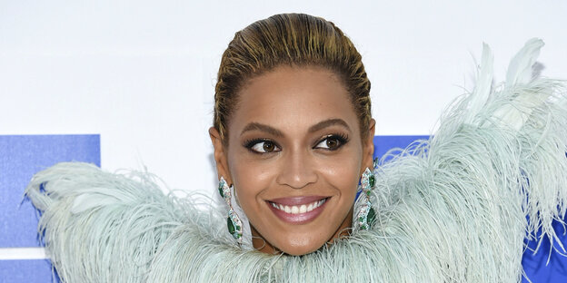 Beyoncé lächelt Beyoncé lächelt
