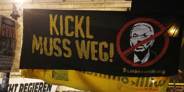 "Kickl muss weg!", steht auf dem Plakat. Demonstration m vergangenen November in Wiengegen den FPÖ-Innenminister nister "Kickl muss weg!", steht auf dem Plakat. Demonstration m vergangenen November in Wiengegen den FPÖ-Innenminister nister