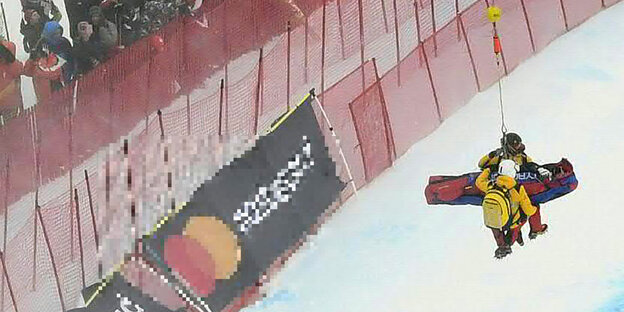 Ein verletzter Skifahrer wird abtransportiert Ein verletzter Skifahrer wird abtransportiert