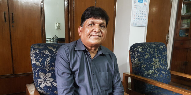 Chandra Bhan Prasad sitz auf einem Stuhl in seinem Büro. Chandra Bhan Prasad sitz auf einem Stuhl in seinem Büro.