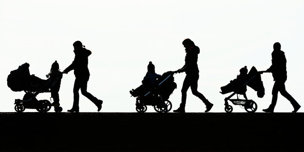 Mütter schieben Kinderwagen Mütter schieben Kinderwagen