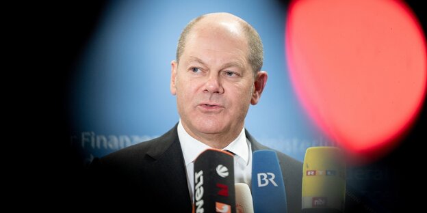Mann vor Mikrofonen Mann vor Mikrofonen