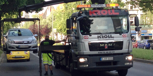 Ein Auto, dass auf einer Busspur parkt, wird abgeschleppt Ein Auto, dass auf einer Busspur parkt, wird abgeschleppt