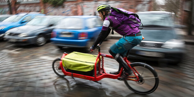 Fahrradfahrer mit Lastenfahrrad Fahrradfahrer mit Lastenfahrrad