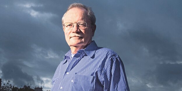 Der Schriftsteller Kent Haruf vor dunklen Wolken Der Schriftsteller Kent Haruf vor dunklen Wolken