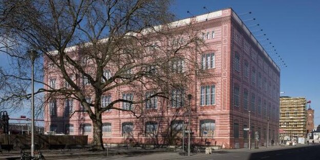 Die Bauakademie als Schaufassade aus Plane und Gerüst Die Bauakademie als Schaufassade aus Plane und Gerüst